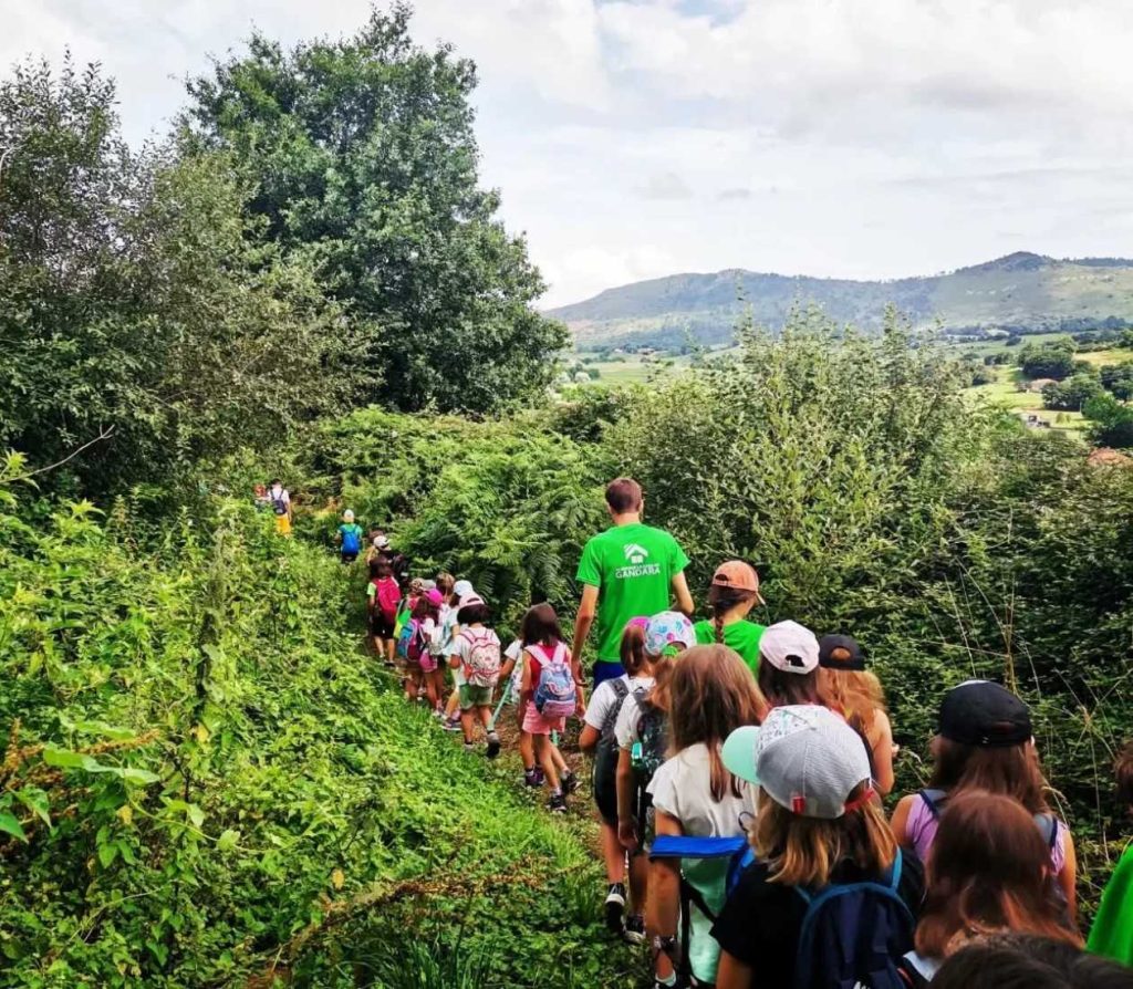 Campamento RuralKamp – Naturaleza y convivencia rural – Valles Pasiegos (Cantabria)
